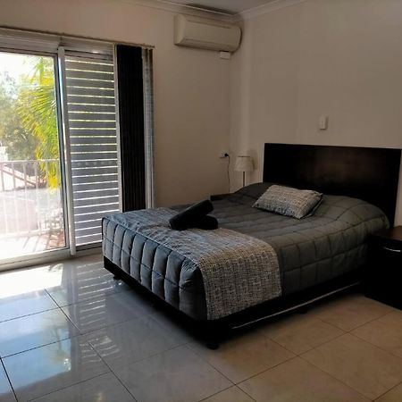 Derby Lodge Self Contained Apartments Bagian luar foto