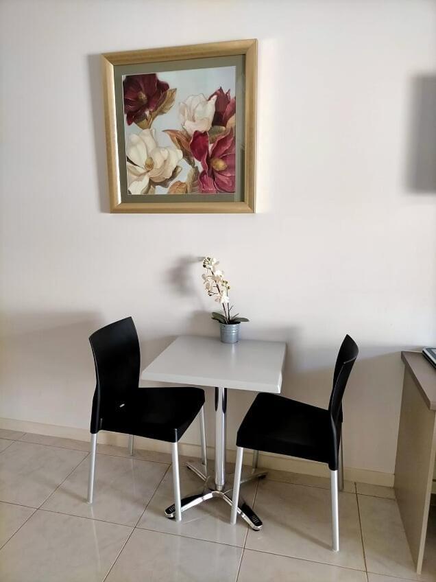 Derby Lodge Self Contained Apartments Bagian luar foto