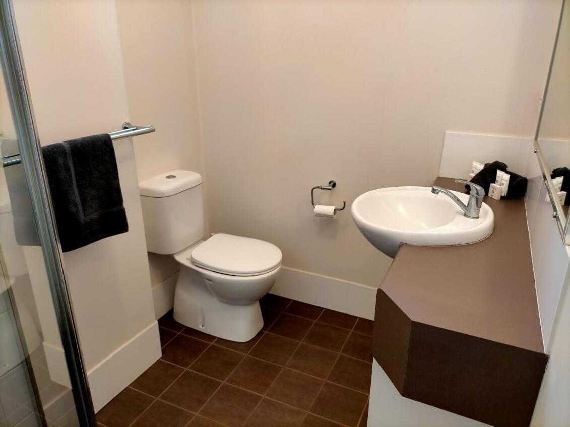 Derby Lodge Self Contained Apartments Bagian luar foto