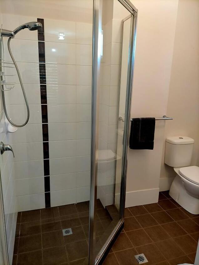 Derby Lodge Self Contained Apartments Bagian luar foto