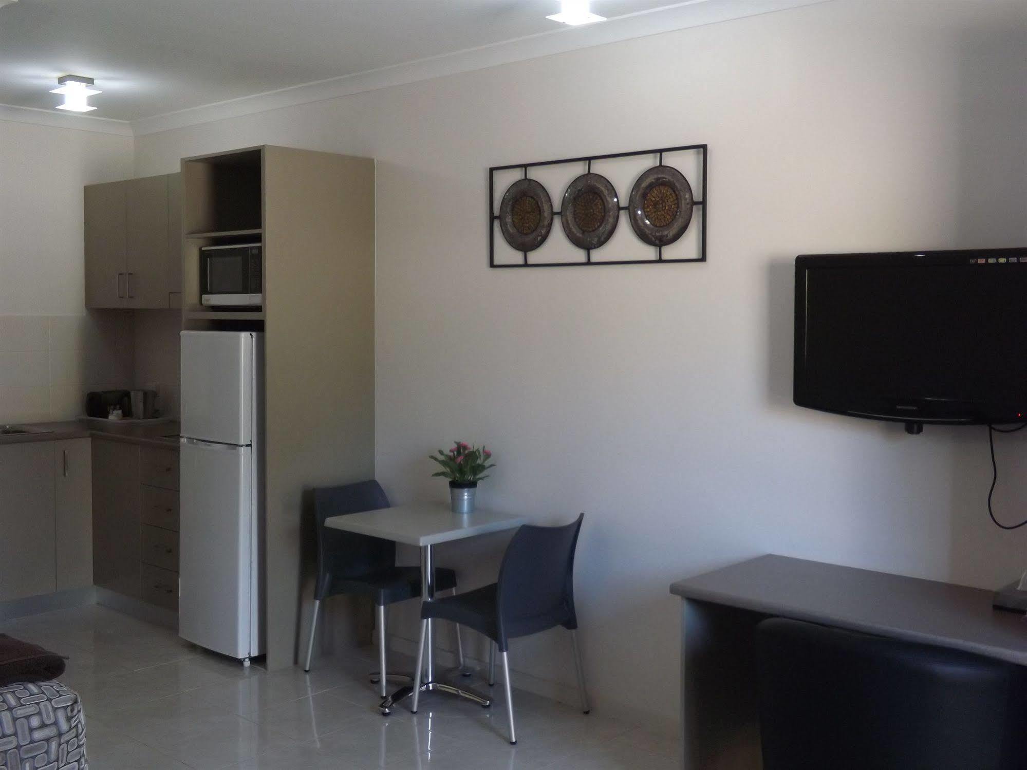 Derby Lodge Self Contained Apartments Bagian luar foto