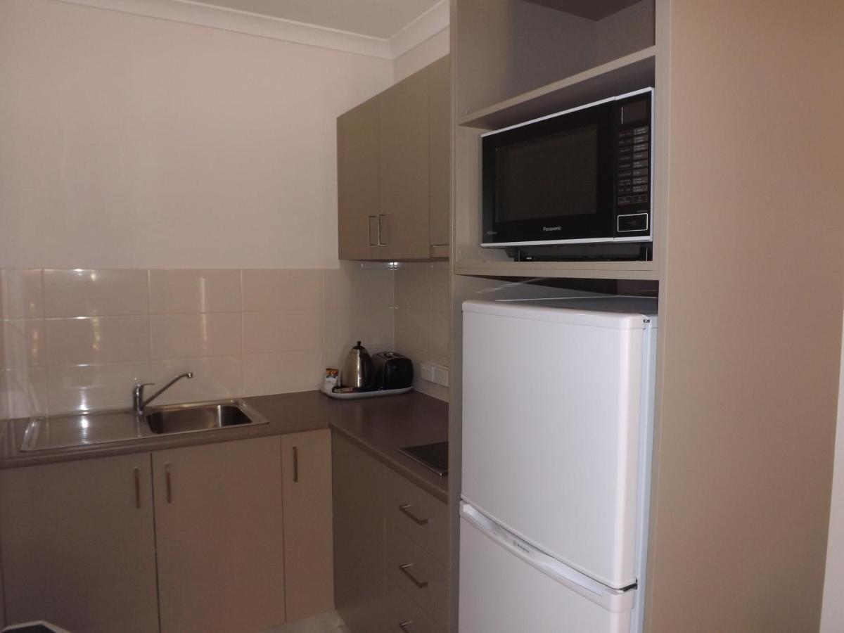 Derby Lodge Self Contained Apartments Bagian luar foto